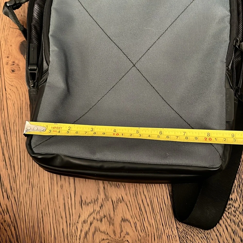 TARGUS T-1211 Gunmetal Gray and Camo crossbody messenger tech bag